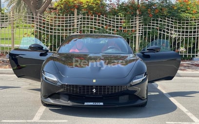 Negro Ferrari Roma en alquiler en Dubai