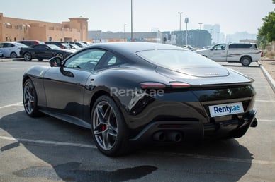 أسود Ferrari Roma للإيجار في Dubai 2