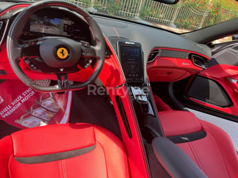 أسود Ferrari Roma للإيجار في Dubai 4