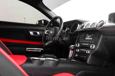 Negro Ford Mustang GT Bodykit en alquiler en Abu-Dhabi 3