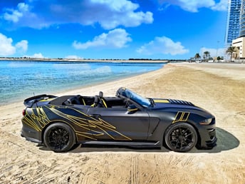 Noir Ford Mustang en location à Dubai 3