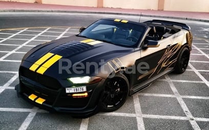 Noir Ford Mustang en location à Dubai