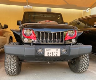 Schwarz Jeep Wrangler zur Miete in Abu-Dhabi 2