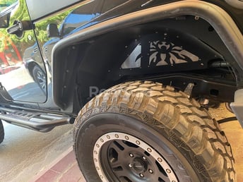 أسود Jeep Wrangler للإيجار في Abu-Dhabi 5