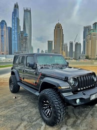 在Dubai租赁黑色 Jeep Wrangler 2