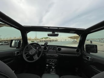 أسود Jeep Wrangler للإيجار في Abu-Dhabi 9