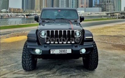 Negro Jeep Wrangler en alquiler en Dubai