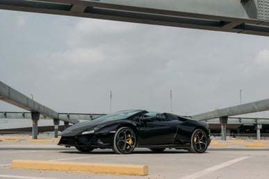 Schwarz Lamborghini Evo Spyder zur Miete in Dubai 0