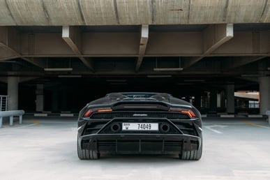 Schwarz Lamborghini Evo Spyder zur Miete in Dubai 1