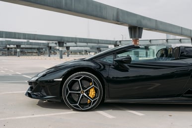 Schwarz Lamborghini Evo Spyder zur Miete in Dubai 2
