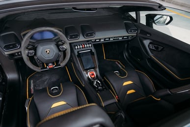 Negro Lamborghini Evo Spyder en alquiler en Dubai 3