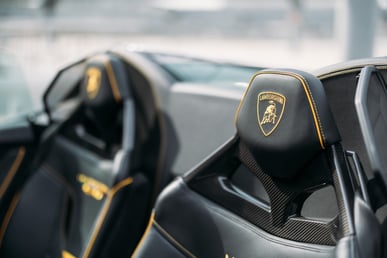 Negro Lamborghini Evo Spyder en alquiler en Dubai 4