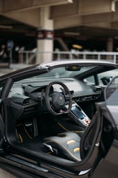 Noir Lamborghini Evo Spyder en location à Dubai 5