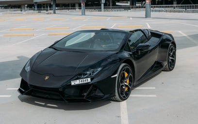 أسود Lamborghini Evo Spyder للإيجار في Dubai