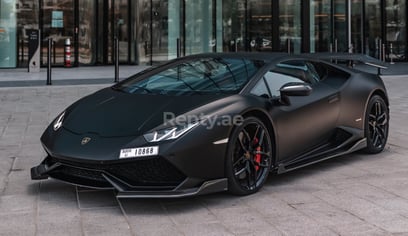 أسود Lamborghini Huracan للإيجار في Dubai 2