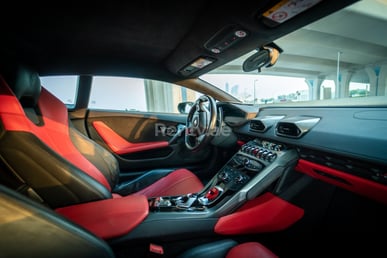 Schwarz Lamborghini Huracan zur Miete in Dubai 4