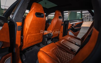 Schwarz Lamborghini Urus zur Miete in Dubai 5