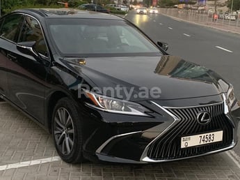 Nero Lexus ES350 in affitto a Dubai