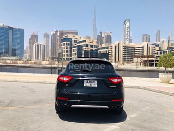 Negro Maserati Levante en alquiler en Dubai 4