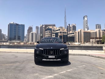 Schwarz Maserati Levante zur Miete in Sharjah 8