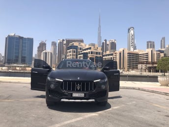 Schwarz Maserati Levante zur Miete in Abu-Dhabi 10