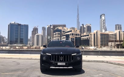 在Abu-Dhabi租赁黑色 Maserati Levante