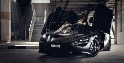 Nero McLaren 720 S in affitto a Sharjah 1