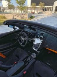 Noir McLaren 570S Spyder en location à Dubai 4