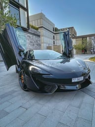 أسود McLaren 570S Spyder للإيجار في Dubai 6