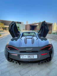 Noir McLaren 570S Spyder en location à Sharjah 7