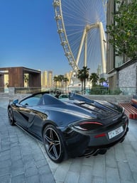 Schwarz McLaren 570S Spyder zur Miete in Abu-Dhabi 8