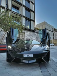 Negro McLaren 570S Spyder en alquiler en Dubai 9