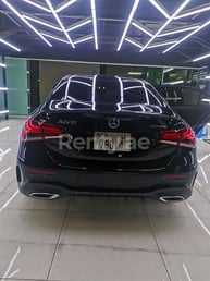 Negro Mercedes A Class 220 AMG en alquiler en Abu-Dhabi 1