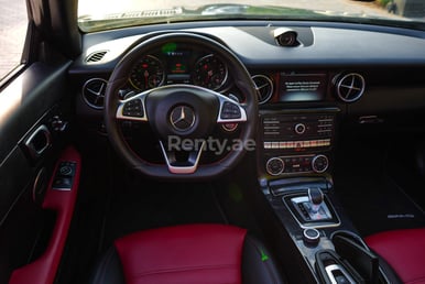 Noir MERCEDES BENZ SLC 300 2019 en location à Abu-Dhabi 2