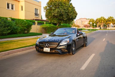 Schwarz MERCEDES BENZ SLC 300 2019 zur Miete in Dubai 6