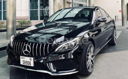 Schwarz Mercedes C Class zur Miete in Dubai