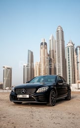 Negro Mercedes C300 en alquiler en Sharjah 0