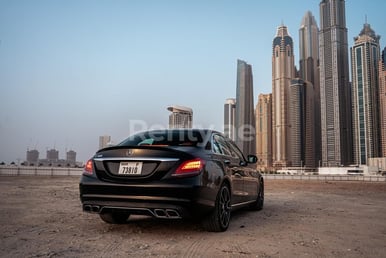 Schwarz Mercedes C300 zur Miete in Dubai 1