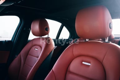 أسود Mercedes C300 للإيجار في Dubai 3