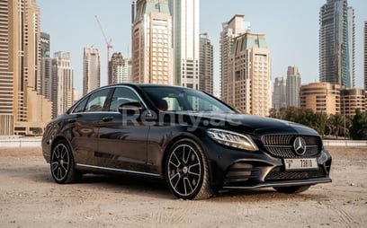 Noir Mercedes C300 en location à Abu-Dhabi