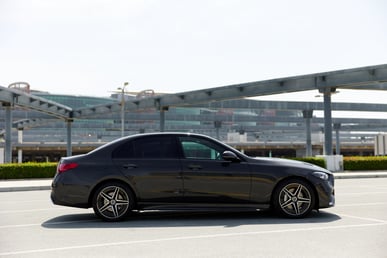 Negro Mercedes C200 en alquiler en Abu-Dhabi 0