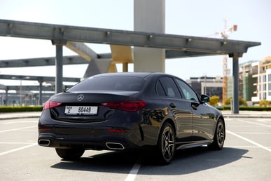 Negro Mercedes C200 en alquiler en Abu-Dhabi 2