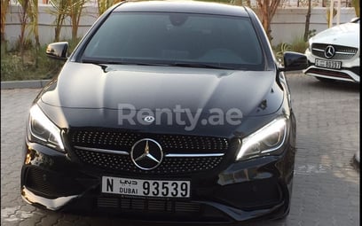 Negro Mercedes CLA 250 en alquiler en Sharjah