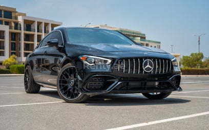 Noir Mercedes CLA250 with 45AMG Kit en location à Abu-Dhabi