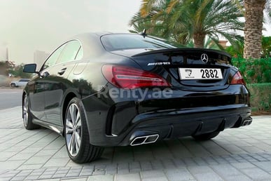 أسود Mercedes CLA للإيجار في Abu-Dhabi 1