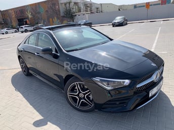 在Sharjah租赁黑色 Mercedes CLA 2