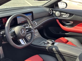 在Sharjah租赁黑色 Mercedes AMG E450 convertible 5