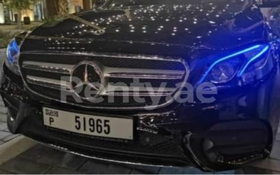 أسود Mercedes E Class للإيجار في Dubai