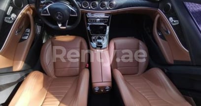 在Dubai租赁黑色 Mercedes E Class 0