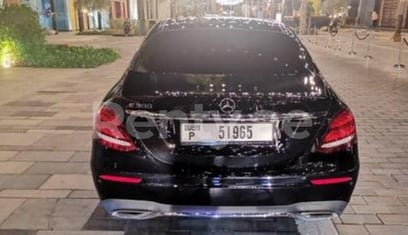 Negro Mercedes E Class en alquiler en Abu-Dhabi 2